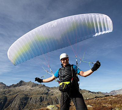 Gleitschirmfliegen über weiten Tälern