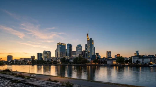 Panoramablick auf die Frankfurter Skyline mit Wolkenkratzern vom Mainufer aus gesehen