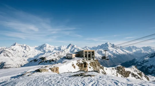 Weitläufiges alpines Panorama mit schneebedeckten Gipfeln über 3000 Meter in den Alpen bei klarem Sonnenlicht