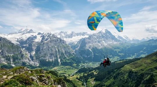 Gleitschirm-Tandemflug über majestätische Alpenlandschaft mit Passagier und Pilot in der Luft